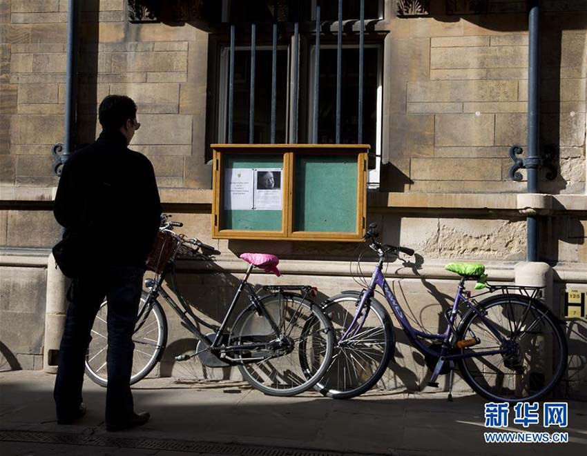 ホーキング博士死去　多くの人がケンブリッジ大學(xué)で追悼