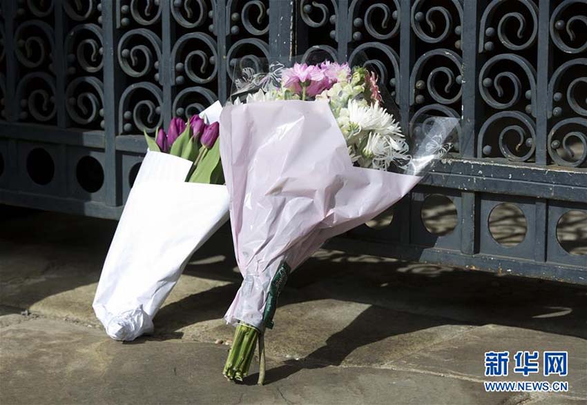 ホーキング博士死去　多くの人がケンブリッジ大學で追悼