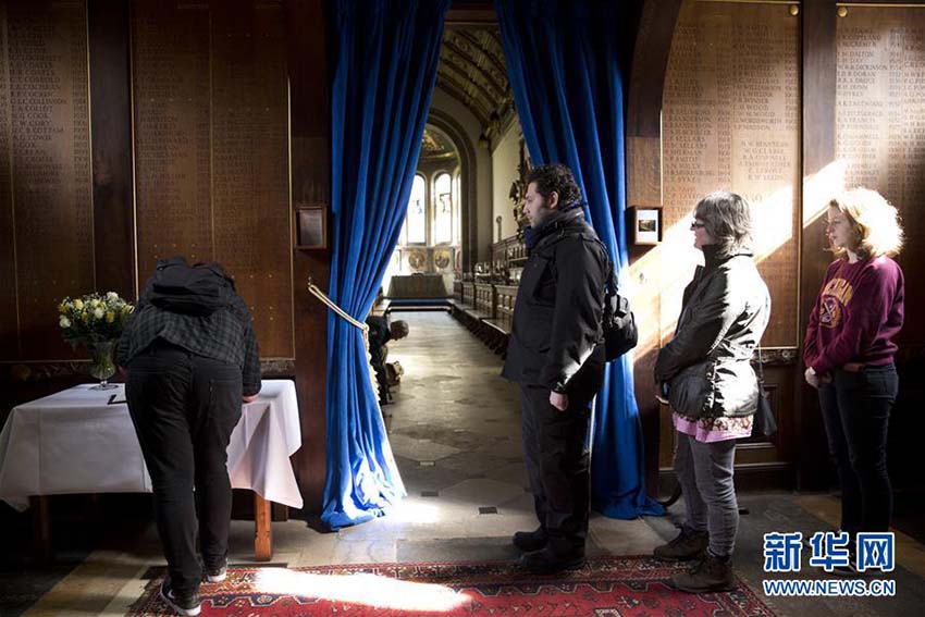 ホーキング博士死去　多くの人がケンブリッジ大學で追悼