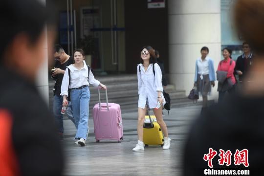 重慶市で気溫上昇、街行く市民たちは涼し気な裝いに