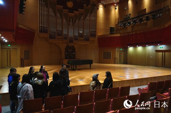 日本の大學(xué)生が北京市第三十五中學(xué)で「お寶さがし」