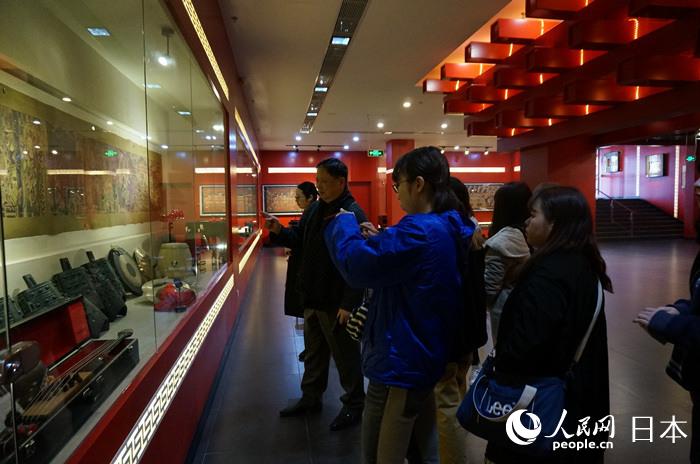 日本の大學(xué)生が北京市第三十五中學(xué)で「お寶さがし」