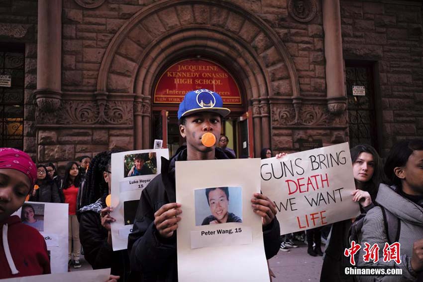 ワシントン地區(qū)の學(xué)生ら、キャピトル?ヒルで銃規(guī)制を呼びかけるデモ