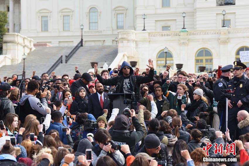 ワシントン地區(qū)の學生ら、キャピトル?ヒルで銃規(guī)制を呼びかけるデモ