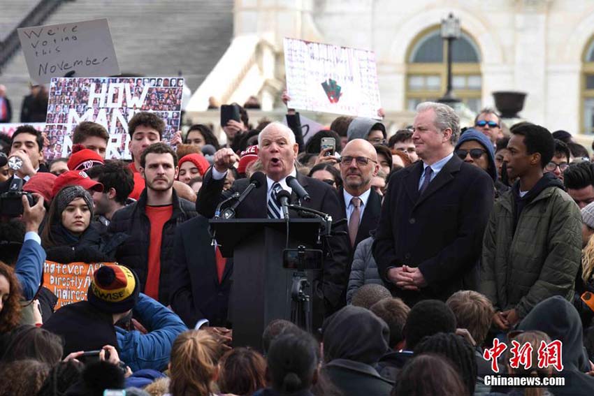 ワシントン地區(qū)の學生ら、キャピトル?ヒルで銃規(guī)制を呼びかけるデモ