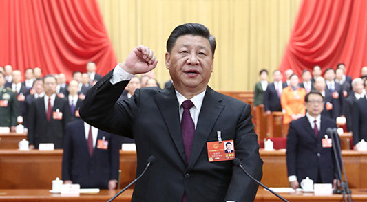 國家主席?中央軍事委員會主席に選出された習(xí)近平氏が憲法宣誓