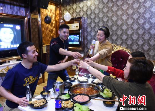 ピリ辛鍋を食べながら自慢ののども披露？重慶に登場(chǎng)の火鍋カラオケ店