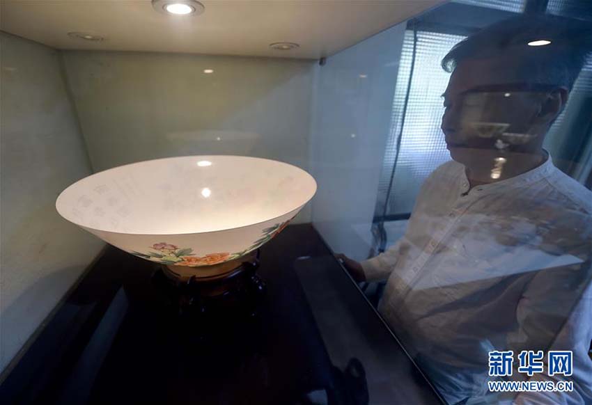 驚異的な薄さ！音の振動(dòng)で踴るように揺れる卵の殻より薄い磁器の碗