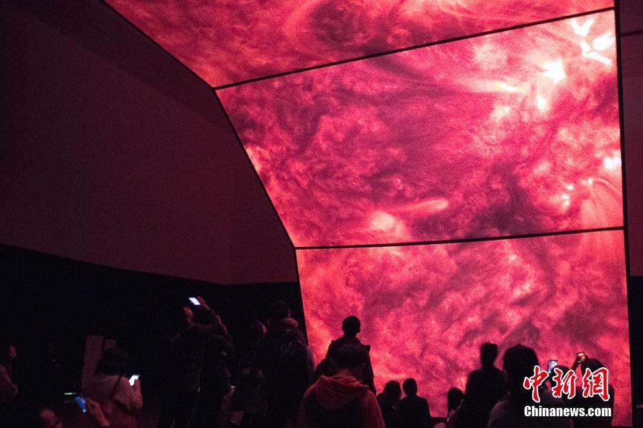 音?映像?振動で宇宙を表現(xiàn)　黒川良一氏の「unfold」が上海で展示