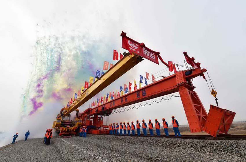 中國最長の石炭運(yùn)輸鉄道のレール敷設(shè)作業(yè)スタート　內(nèi)蒙古