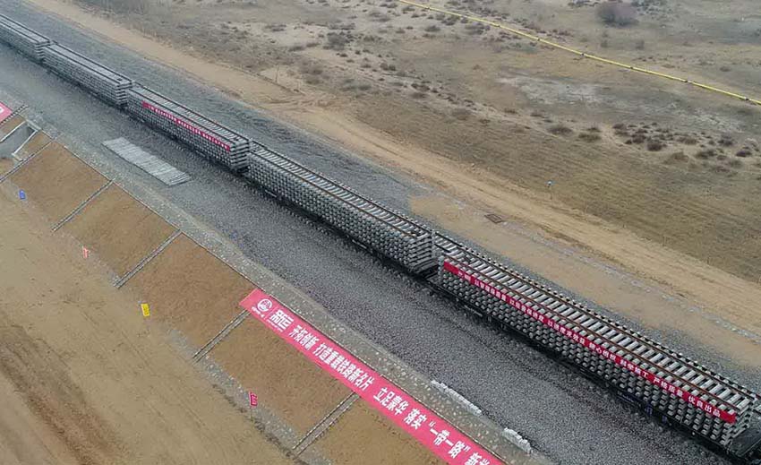 中國(guó)最長(zhǎng)の石炭運(yùn)輸鉄道のレール敷設(shè)作業(yè)スタート　內(nèi)蒙古