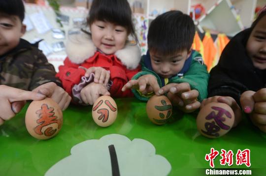 上手に立つかな？卵を立てるゲームで春分祝う　江蘇省