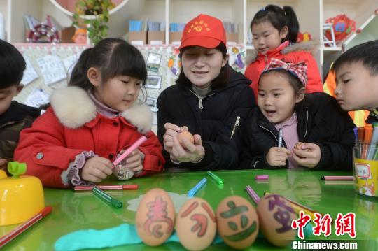 上手に立つかな？卵を立てるゲームで春分祝う　江蘇省