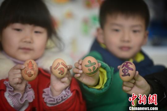 上手に立つかな？卵を立てるゲームで春分祝う　江蘇省