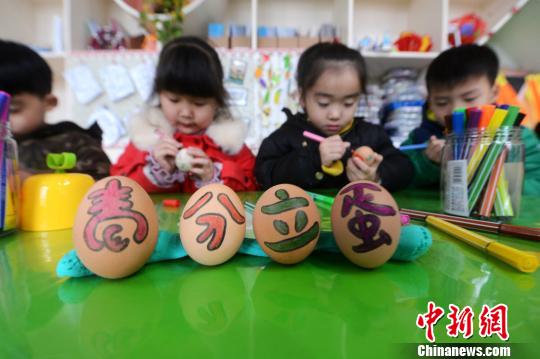 上手に立つかな？卵を立てるゲームで春分祝う　江蘇省