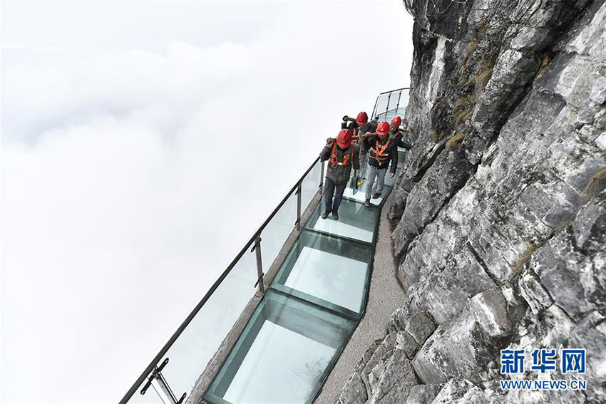 張家界天門(mén)山景勝區(qū)のガラス桟道でガラスの張り替え工事実施　湖南省