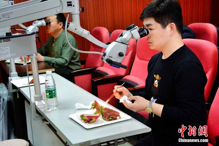 使うのはドラゴンフルーツ！　施術(shù)訓(xùn)練を行う重慶市の整形外科醫(yī)たち