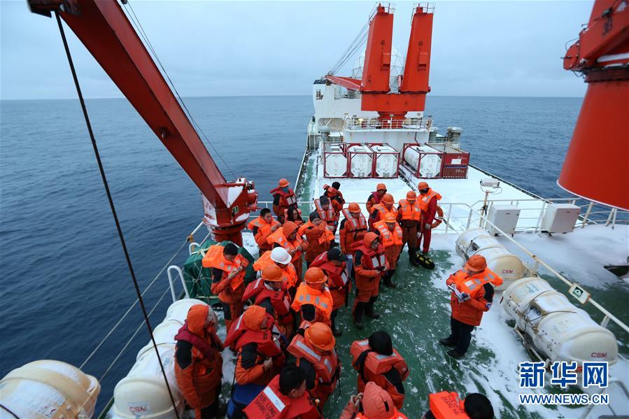 中國の南極科學(xué)調(diào)査チームが船上で火災(zāi)避難訓(xùn)練