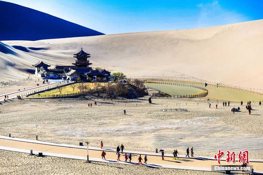 獨(dú)特な趣きのある砂漠の春　敦煌の鳴沙山月牙泉景勝地