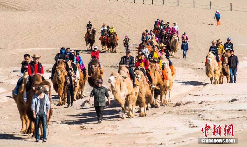 獨特な趣きのある砂漠の春　敦煌の鳴沙山月牙泉景勝地