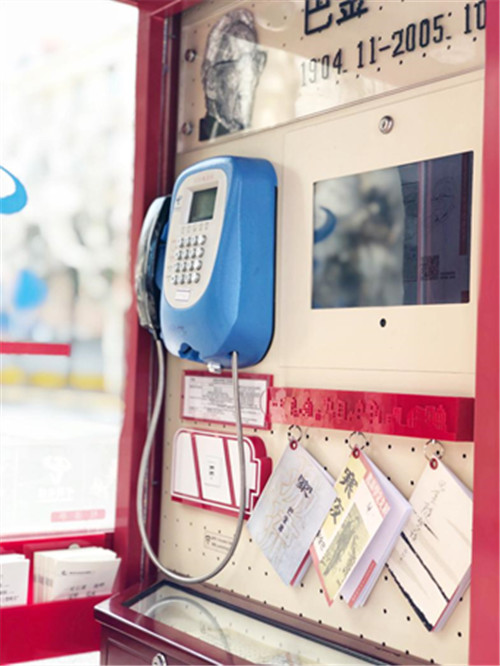 上海で公衆(zhòng)電話ボックスをグレードアップし「シェア読書スペース」に