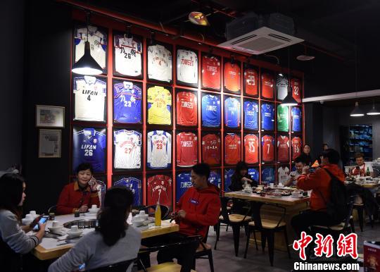 重慶市の火鍋店壁に中國プロサッカーの過去20年の「ユニフォーム」を展示