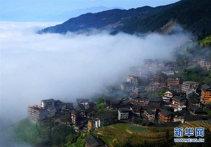 広西壯族自治區(qū)の棚田に仙境のように立ち込める雲(yún)霧