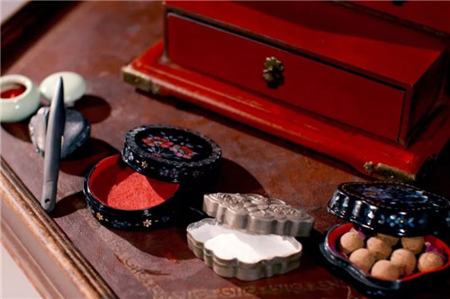 2000年昔の中國の古代化粧品復(fù)元に挑む若き美女