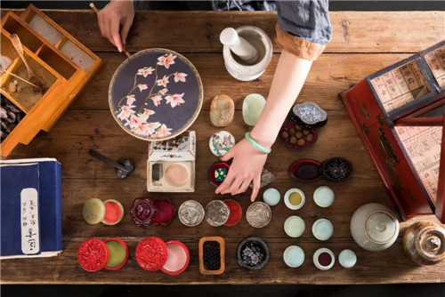 2000年昔の中國の古代化粧品復元に挑む若き美女