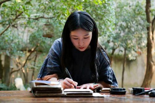 2000年昔の中國(guó)の古代化粧品復(fù)元に挑む若き美女