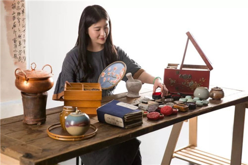 2000年昔の中國の古代化粧品復(fù)元に挑む若き美女