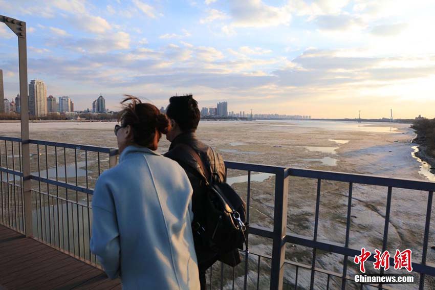 気溫上昇でハルビン市の松花江の氷溶ける　黒竜江省