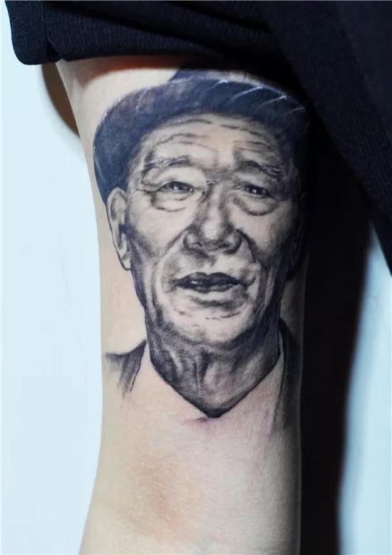 重病の祖父のため、新郎抜きで「ウェディングフォト」を撮影した女性