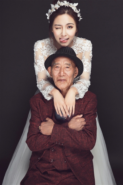 重病の祖父のため、新郎抜きで「ウェディングフォト」を撮影した女性