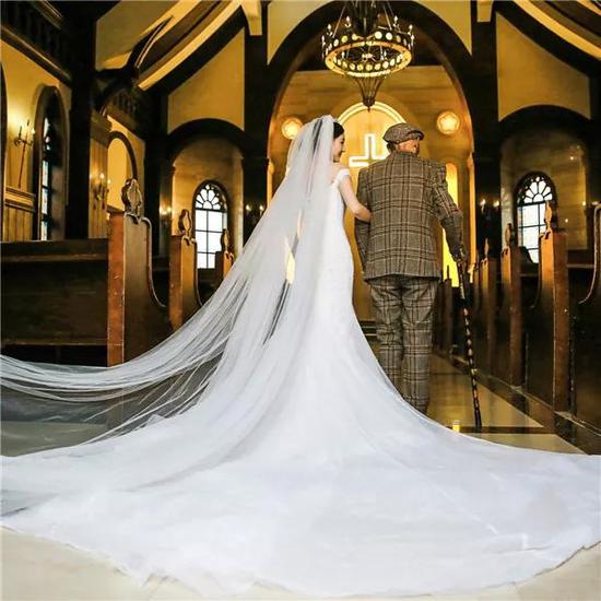 重病の祖父のため、新郎抜きで「ウェディングフォト」を撮影した女性