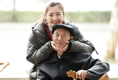 重病の祖父のため、新郎抜きで「ウェディングフォト」を撮影した女性