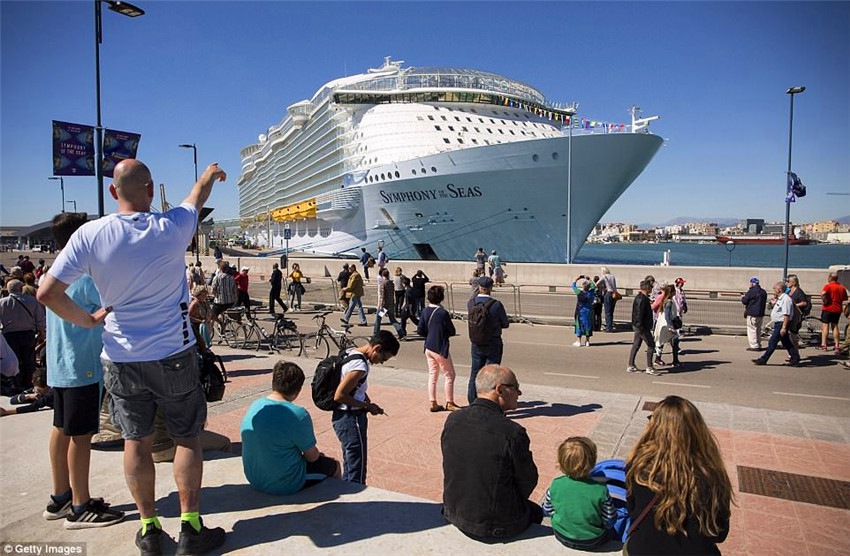 洋上に浮かぶ街「シンフォニー?オブ?ザ?シーズ」が今日就航