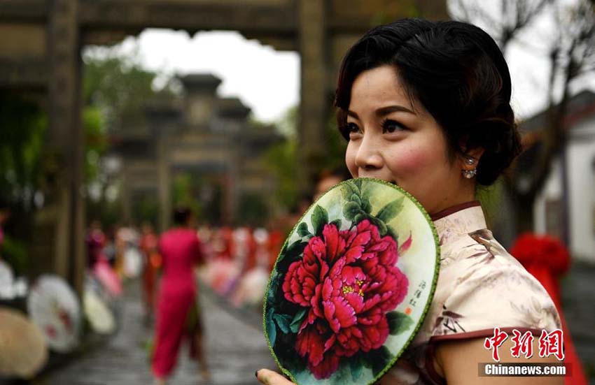隆昌県の牌坊老街で華やかなチャイナドレスショー開催　四川省