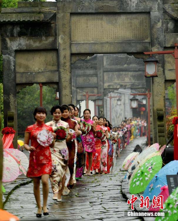 隆昌県の牌坊老街で華やかなチャイナドレスショー開(kāi)催　四川省