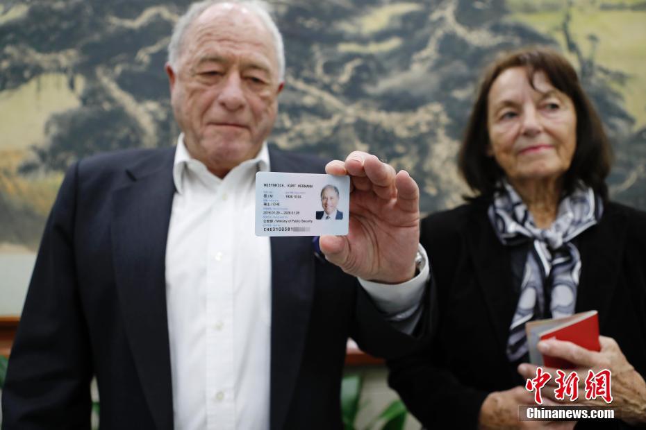 上海で外國(guó)人永久居留身分証交付式 外國(guó)人6人が永久居留身分証取得