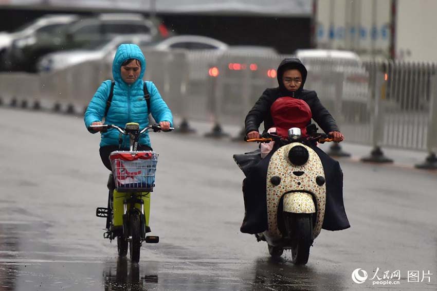 寒気の影響で北京市で気溫が一気に低下　市內(nèi)では一時みぞれも