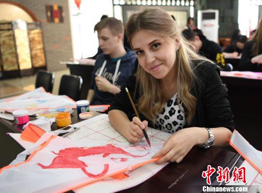 各國の留學(xué)生が清明節(jié)の伝統(tǒng)を體験　長春でたこ作り