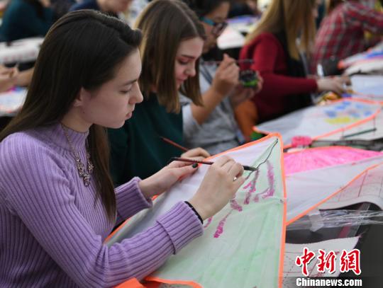 各國の留學生が清明節(jié)の伝統(tǒng)を體験　長春でたこ作り