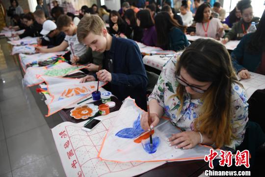各國の留學(xué)生が清明節(jié)の伝統(tǒng)を體験　長春でたこ作り