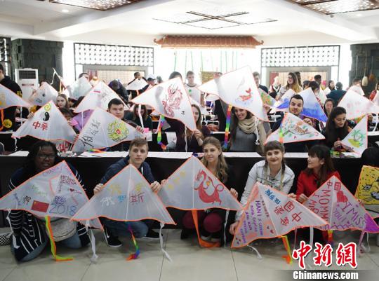 各國(guó)の留學(xué)生が清明節(jié)の伝統(tǒng)を體験　長(zhǎng)春でたこ作り