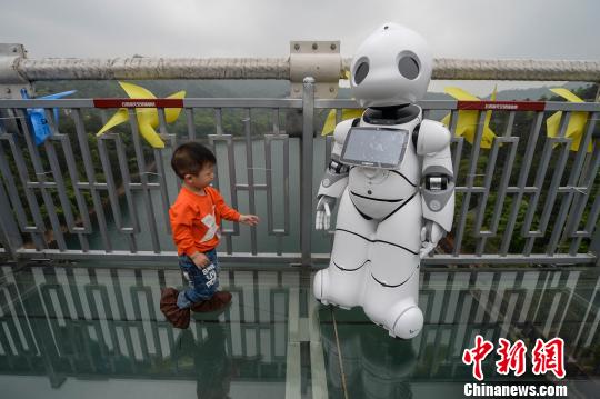 長(zhǎng)沙の観光地にガイドロボット登場(chǎng)　24時(shí)間対応