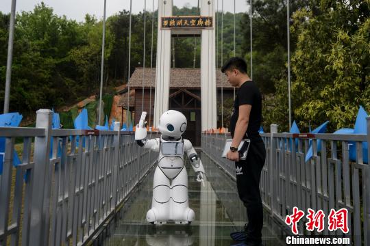 長(zhǎng)沙の観光地にガイドロボット登場(chǎng)　24時(shí)間対応