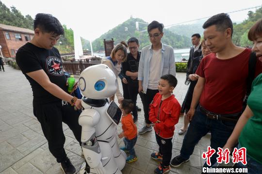 長(zhǎng)沙の観光地にガイドロボット登場(chǎng)　24時(shí)間対応