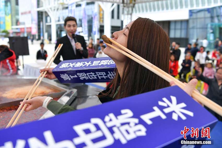直徑3メートルの巨大火鍋で「火鍋の宴」　雲(yún)南省