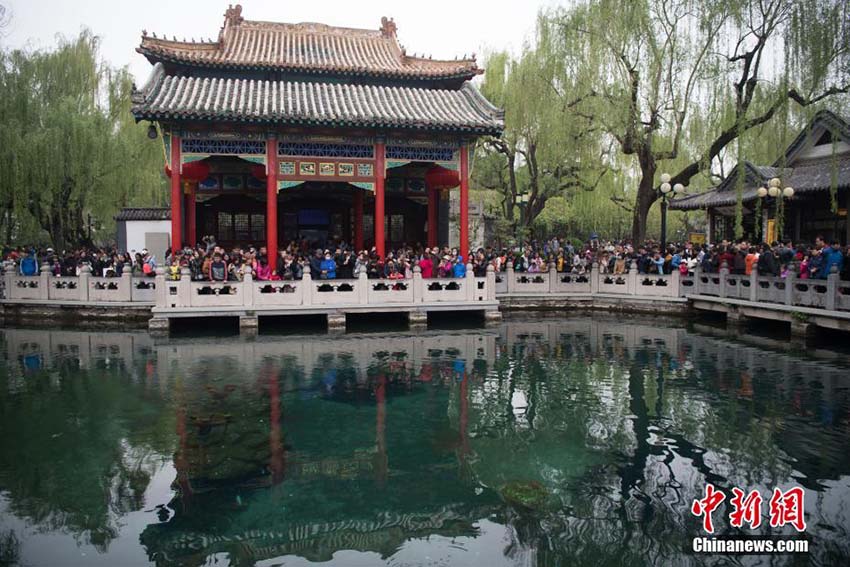 清明節(jié)連休初日　人だかりとなった中國(guó)各地の観光地